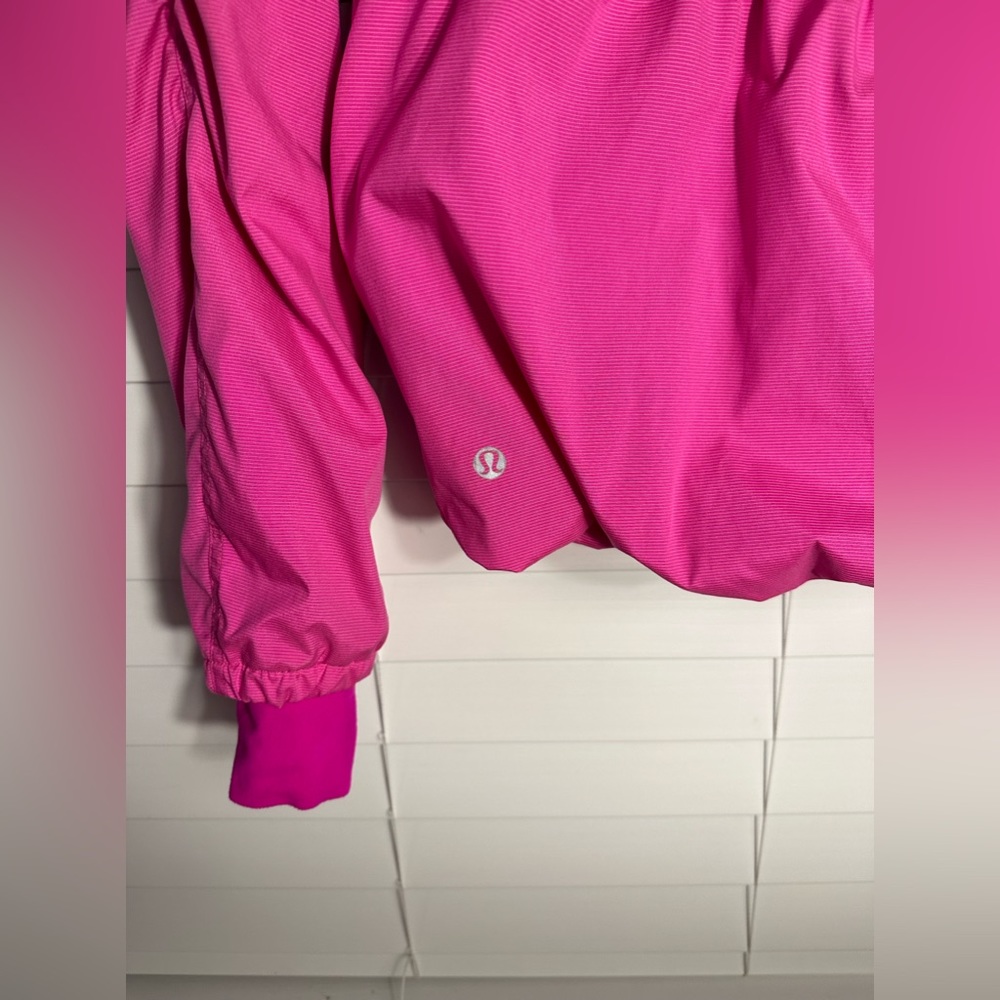 Lululemon women’s lightweight rain jacket w/ hood and soft inside